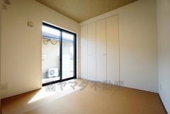 同仕様写真。ＬＤＫに隣接する和室です。様々な使用用途で活躍しそうです。