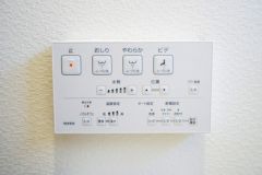 温水、暖房、ウォシュレット付の高機能トイレです。