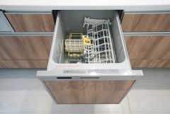 同仕様写真。家事の時間が短縮できるフルオープンで開けやすい食器洗い乾燥機付。食事後に家族とのくつろぎタイムをしっかり取れます。