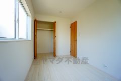 暖かい日差しが差し込む洋室。たっぷり収納できるクローゼット付きでお部屋の中をすっきりと快適に保てます。