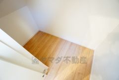 物が散らかりやすいリビングに収納スペースを確保。書類や雑貨をひとまとめにできまるため、お部屋をすっきりさせることが出来ます。