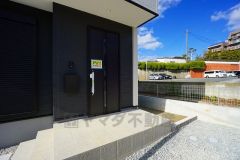 家の顔となる玄関扉がかっこいいと、たくさんの人を招き入れたくなりますね＾＾奥まって設置されており、雨にも濡れにくくなっています。