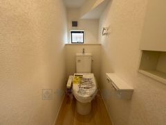 温水洗浄機付トイレです。節水機能もあるので、安心して使えますね。もちろん、1階2階の2ヶ所にトイレがあるので、忙しい朝にもゆとりができますね。