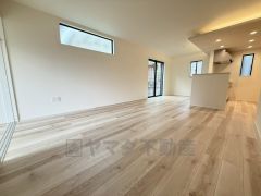 大きな掃き出し窓のあるリビングは、陽光あふれる明るい空間です。ゆったりと寛げる憩いの場となりそうです。