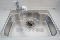 同仕様写真。広々とした凸型シンクに洗剤ポケットを標準装備。大きなお鍋など洗いやすいです。