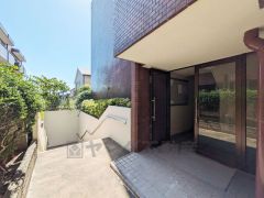 エントランスの外まで管理が行き届いた綺麗なマンションです。