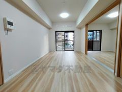 大きな窓のあるリビングは、陽光あふれる明るい空間です。居心地良く、ご家族皆がゆったり寛げる憩いの空間となりそうです。