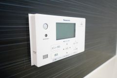 湯量・湯温の設定、そして保温までワンタッチのフルオートバス。便利な追い炊き機能付きです。