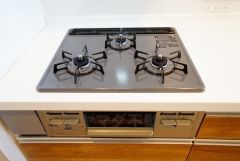 複数の調理を一度に行うことができる3口コンロ。効率よくお料理が出来ます。毎日のお料理も楽しくなりますね＾＾
