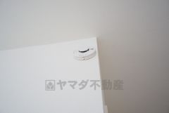 火災による煙や熱を感知して、警報音やブザー等で火災の発生を知らせてくれる火災警報器。