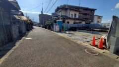 現地（2025年11月18日）撮影。住人以外の車の進入も少なく、小さなお子様を持つご家庭にも安心です。