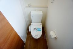 温水洗浄機付トイレです。節水機能もあるので、安心して使えますね。もちろん、1階2階の2ヶ所にトイレがあるので、忙しい朝にもゆとりができますね。