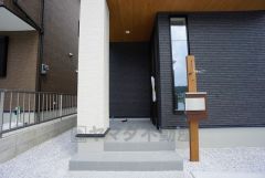 家の顔となる玄関扉がかっこいいと、たくさんの人を招き入れたくなりますね＾＾ 奥まって設置されており、雨にも濡れにくくなっています。