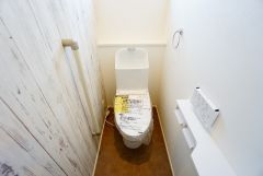 同仕様写真。温水、暖房、ウォシュレット付の高機能トイレです。もちろん各階にトイレがあるので、忙しい朝の混雑を避けることが出来ます。