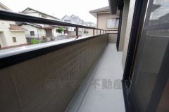 南側に面したバルコニーは日当たり良好です。お洗濯物も気持ちよく干せそうです。日光浴をしたり、星を眺めたりも良いですね^^