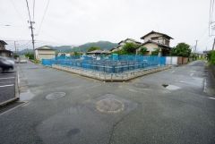 現地（2025年6月9日）撮影。住人以外の車の進入も少なく、小さなお子様を持つご家庭にも安心です。