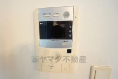 オートロックとモニター付きインターホン装備で女性やお子様も安心。充実のセキュリティで暮らしをサポートします。