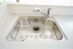 広々とした凸型シンクに洗剤ポケットを標準装備。大きなお鍋など洗いやすいです。