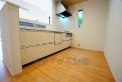 同仕様写真。リビングやダイニングからキッチン周りが丸見えにならない対面式キッチン。テレビ鑑賞や家族との対話がしやすく、ご家族の温かい時間を演出します。