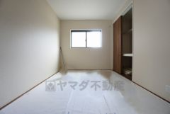 リビング横の和室は、思い切りお子様が遊べるキッズスペースに。柔らかい畳の上なら、お子様が転んでも怪我をしにくく安心です。