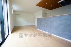 大きな窓のあるリビングは、陽光あふれる明るい空間です。居心地良く、ご家族皆がゆったり寛げる憩いの空間となりそうです。