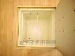 キッチンにある床下収納は、居住スペースを減らさずに買い置きの調味料や非常食などを保管することができます。