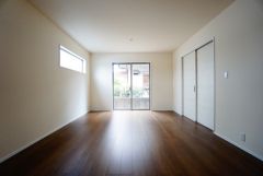 大きな掃き出し窓のあるリビングは、陽光あふれる明るい空間です。ゆったりと寛げる憩いの場となりそうです。