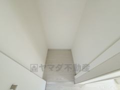 2階の廊下にも収納を確保。各居室に入りきれなかった荷物や、2階で使用する日用品のストック置き場に便利です。