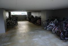 大切な自転車を守れるよう屋根付き駐輪場確保。千早駅まで自転車で18分（4.1ｋｍ）、毎日の通勤・通学・買い物がしやすく、快適に過ごせます。