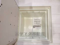 キッチンにある床下収納は、居住スペースを減らさずに買い置きの調味料や非常食などを保管することができます。