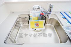 広々としたステンレスシンクには、洗剤やスポンジを収納出来るラック付き。広さも確保しているので、大きなお鍋も洗いやすいです。