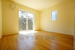 寛ぎの時間を紡ぎだす主寝室は、大型ベッドを置いても余裕の広さを確保しています。