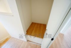 掃除機や扇風機などよく使う家電や日用品、備品などの収納に便利です。