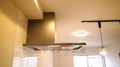 お手入れが簡単なスリム型レンジフードです。調理により発生する油煙や臭いを吸い込み、屋外へ排気してくれます。