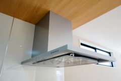 同仕様写真。コンロ上には換気扇完備＾＾すぐ横に小窓が設けられているので、換気扇と合わせてWで換気できます＾＾