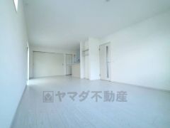 リビングは広々とした設計で、家族が集い、寛ぐ暮らしの空間を演出しています。思い思いの時間を過ごしたり、家族みんなで食事をしたり、素敵な団らんの場になりますね。