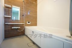 1日の疲れを癒すくつろぎのバスルーム。足を伸ばしてもゆったりと入れるサイズです。お子様と一緒にお風呂に入っても狭くないですね^^