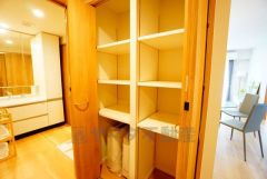 ストックやアルバム、たまにしか見ない書類などの収納に便利な廊下収納。扉付きなので見た目もスッキリ＾＾