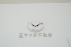 火災による煙や熱を感知して、警報音やブザー等で火災の発生を知らせてくれる火災警報器。