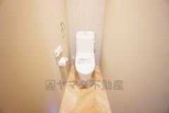 温水洗浄機付トイレです。節水機能もあるので、安心して使えますね。もちろん、1階2階の2ヶ所にトイレがあるので、忙しい朝にもゆとりができますね。