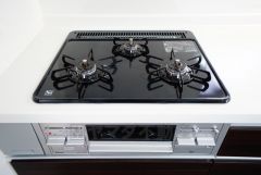 複数の調理を一度に行うことができる3口コンロ。効率よくお料理が出来ます。毎日のお料理も楽しくなりますね＾＾