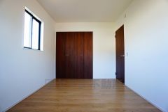 同仕様写真。木目調のシンプルデザインで落ち着きと安らぎの空間に仕上げています。各部屋に収納が完備されているので、お荷物が増えても安心の設計です。