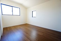 2面採光を確保した明るい室内は、風通しも良く、大変居心地の良い空間となっております。爽やかな風を感じて起きる朝は、快適生活の始まりに。