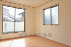 同仕様写真。寛ぎの時間を紡ぎだす主寝室は、大型ベッドを置いても余裕の広さを確保しています。