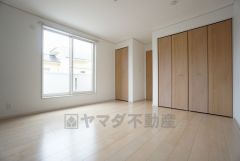 住む人のこだわりを活かす8.5帖洋室。日当たりがよく、寝室としての利用もおすすめ。広めのクローゼットもあり荷物もすっきり片付けられ、ゆとりのある暮らしが出来ます＾＾