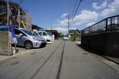 現地（2025年4月21日）撮影。住人以外の車の進入も少なく、小さなお子様を持つご家庭にも安心です。
