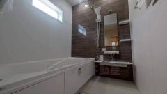 1日の疲れを癒すくつろぎのバスルーム。足を伸ばしてもゆったりと入れるサイズです。お子様と一緒にお風呂に入っても狭くないですね^^