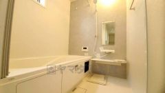 1日の疲れを癒すくつろぎのバスルーム。足を伸ばしてもゆったりと入れるサイズです。お子様と一緒にお風呂に入っても狭くないですね^^