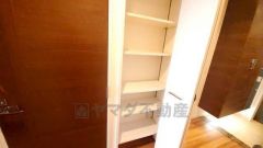 よく使う家電や日用品、備品などの収納に便利です。