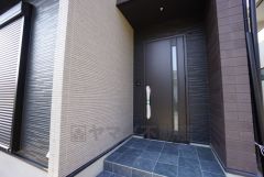 かざすだけで開閉できる、タッチキー採用の玄関。お買い物帰りで、両手がふさがってきても簡単に中に入れます＾＾